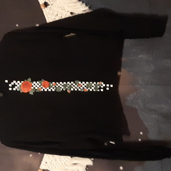 EUC Vans long sleeve cropped tee shirt roses & checkered print on back ex-small - Picture 4 of 5